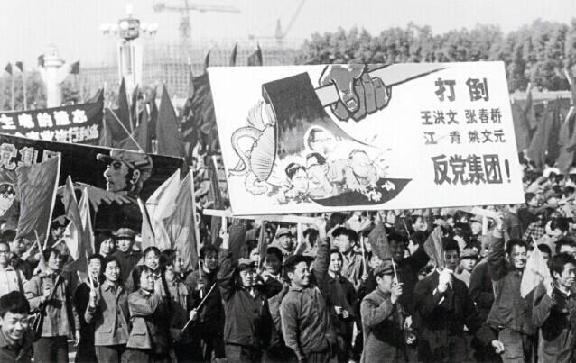 1976年10月,首都军民游行,庆祝粉碎"四人帮"的伟大胜利.