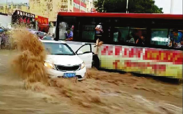 陕西榆林降暴雨 公交司机用车挡住被冲走小车 