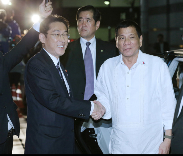 日媒:菲总统访日期间两次迟到 日高官尴尬等待 - 海阔山遥 - . 日媒:杜特尔特访日参加晚宴两次迟到 日外相雨中打伞尴尬等待