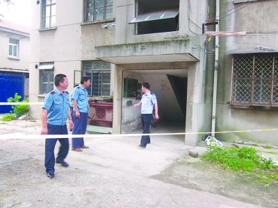 南京一女子在楼道内被胶带封头窒息死亡图