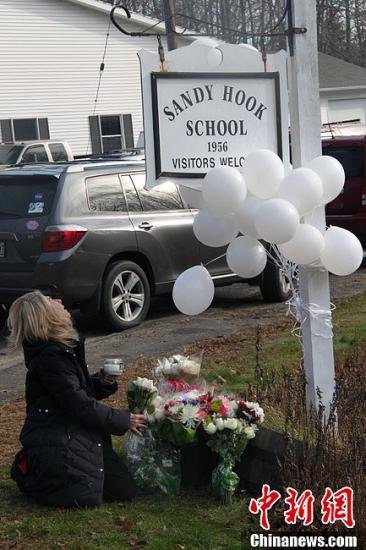 美国康州小学枪击案悼念活动侧记：与天使的诀别