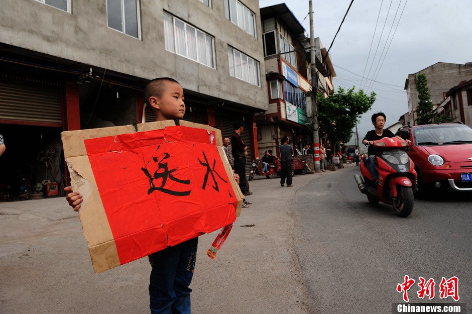 雅安芦山县多少人口_20日,雅安芦山县,救援人员救出一位被地震废墟掩埋的母亲(2)