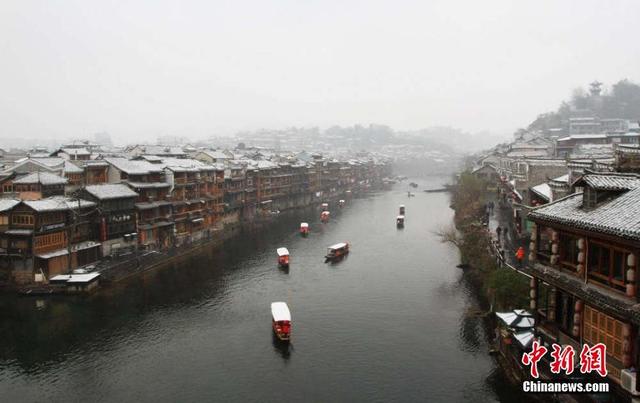 湖南凤凰古城降雪 美如画卷(组图)