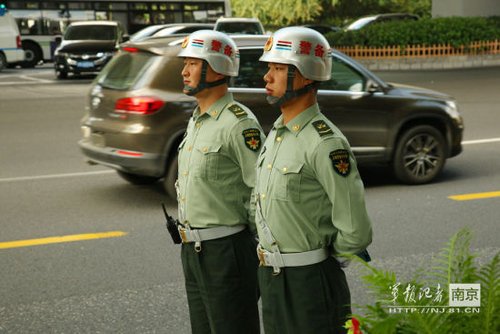 新警备条令正式实施 纠察队上街查军车军人