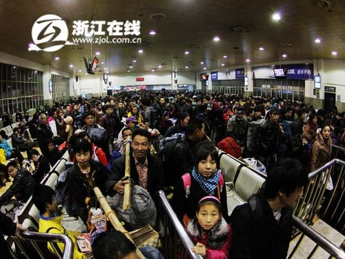 杭州火车站迎春运返乡客流 节前首趟临客出发