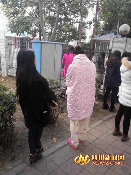 成都大学女生寝室突发大火 学生裹被子逃出