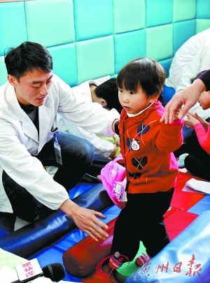 小伊伊出院回家过年 正在康复训练(组图)