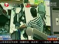 视频：小偷在店主眼皮底下盗窃 店主浑然不知