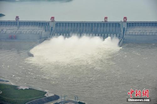 南方迎来最大范围暴雨 多地雨量或破历史极值
