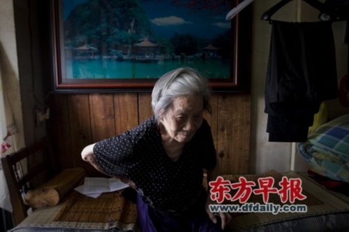 昨日,朱兰珍老人捡完废品后,回到家中休息。老人现在和老伴、儿子住在不足25平方米的一室户内。