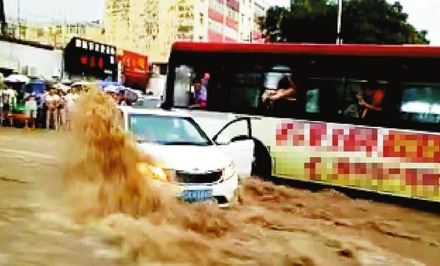 陕西榆林降暴雨 公交司机用车挡住被冲走小车 