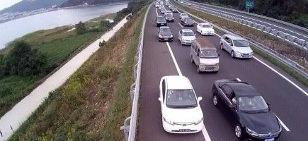 宁波交警用无人机航拍高速路违章车辆(图)