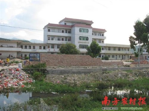 政府创教育强县撤并学校 运猪车充当校车(图)