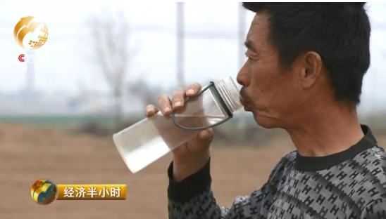 种棉花还不如在外面随便打个工赚钱多。因此今年开春以来,王以双就为到底种什么纠结起来。