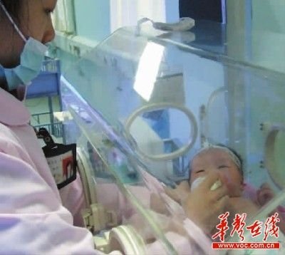 男婴被弃铁轨边 脐带遭扯断全身冻得发紫(图)