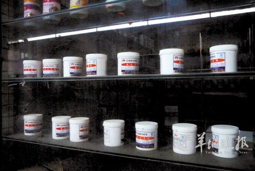 记者暗访食品添加剂售用黑幕 业内称无剂不成宴