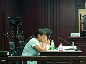 12岁男孩家中意外身亡 生母继父争抚慰金相互指责