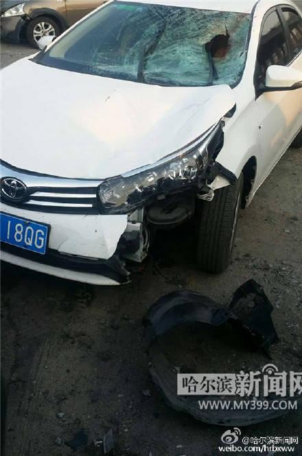 哈尔滨一对情侣跑机动车道中央吵架 双双被撞死