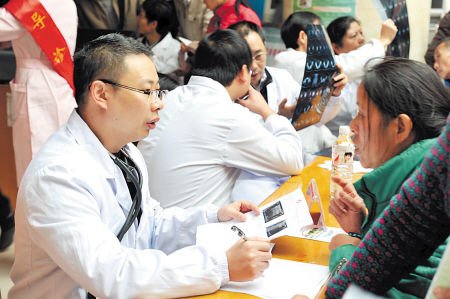 义诊现场,专家在为乳腺病患者做耐心细致的讲解。何君摄