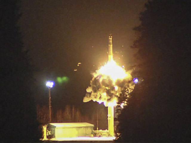罕见！俄总统普京亲射4枚洲际弹道导弹