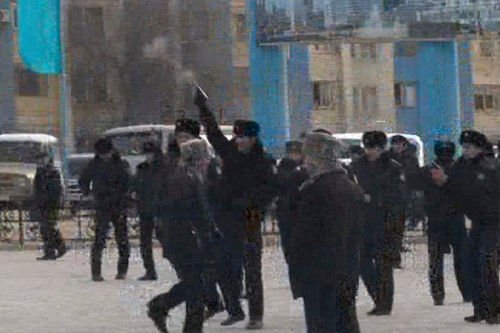 哈萨克斯坦石油工人与警察冲突致近百人伤亡