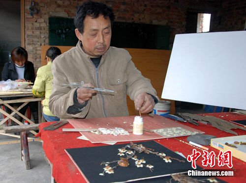 残疾农民用树皮画画获国家专利(组图)