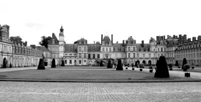 法国枫丹白露宫20件珍宝被盗 政府求助多方破案