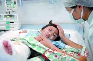 小伊伊出院回家过年 正在康复训练(组图)