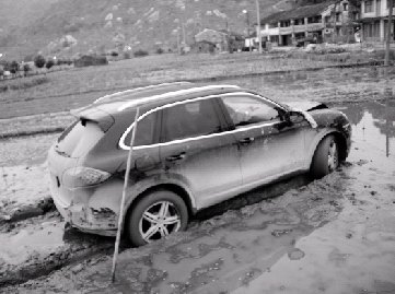 四劫匪绑架人质后驾保时捷逃走连撞5辆警车(图)