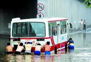 北京昨暴雨局部被淹 30余车司机当街游泳
