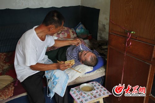 孝子4年嚼食喂瘫痪父亲 演绎现实“乌鸦反哺”