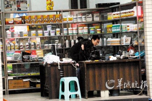 记者暗访食品添加剂售用黑幕 业内称无剂不成宴