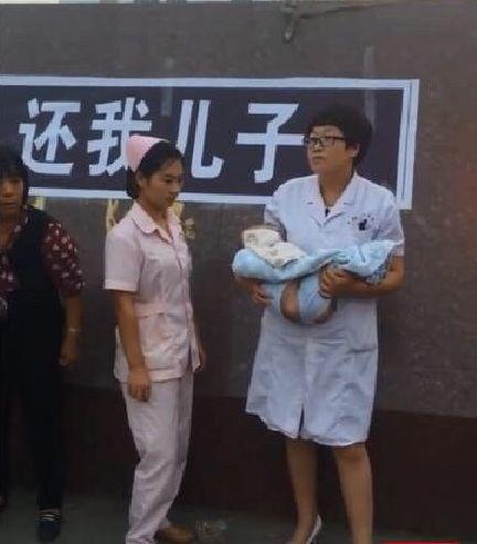 河南医生因患儿死亡被逼示众 涉案家属拒尸检
