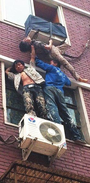 天津89岁老人倒挂阳台 3名农民工托举救命