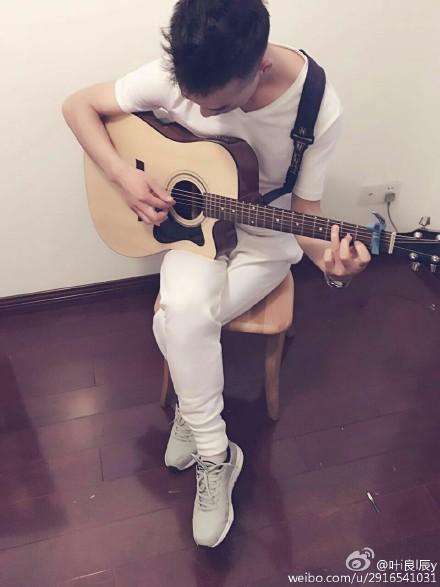 网红&ldquo;叶良辰&rdquo;签约经纪公司 录制单曲将出道