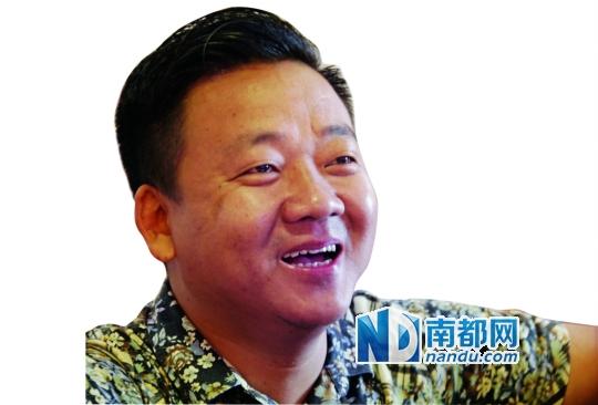 路虎车主雨中扶起老太:最多讹钱但讹不了命