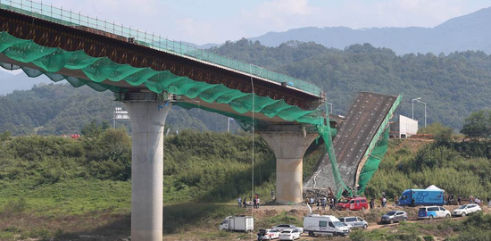 韩国一座在建大桥工程崩塌 致2人死亡12人受伤