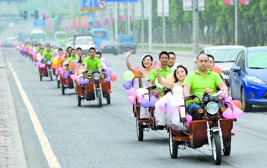 昨日,九龙坡区白彭公路,16辆电动三轮车组成的婚车队芾拉风.