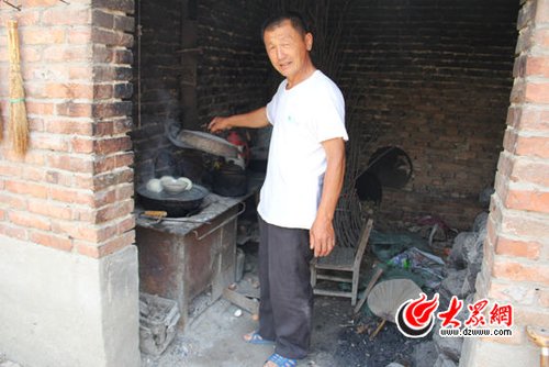 孝子4年嚼食喂瘫痪父亲 演绎现实“乌鸦反哺”