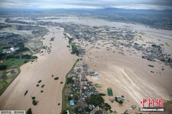 暴雨洪水袭日本4死29伤 安倍灾区视察(图)