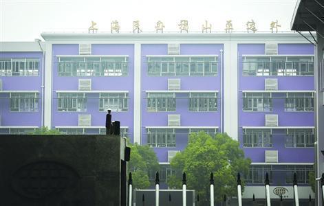 男童疑反锁学校阅览室坠亡 校方:监控已交警方