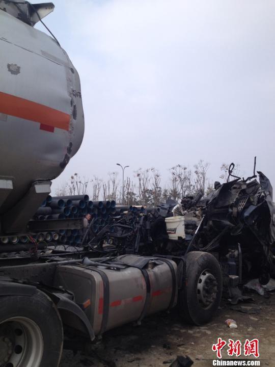 江苏盐城一空油罐车发生爆炸 车头炸毁2人受伤
