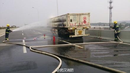 湖北武汉一液化气槽车着火 疑轮胎起火引发