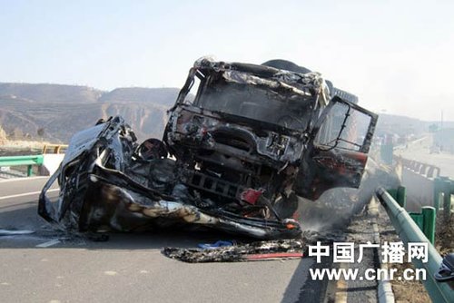 甘肃西长凤高速公路两车相撞起火 至少六人死亡