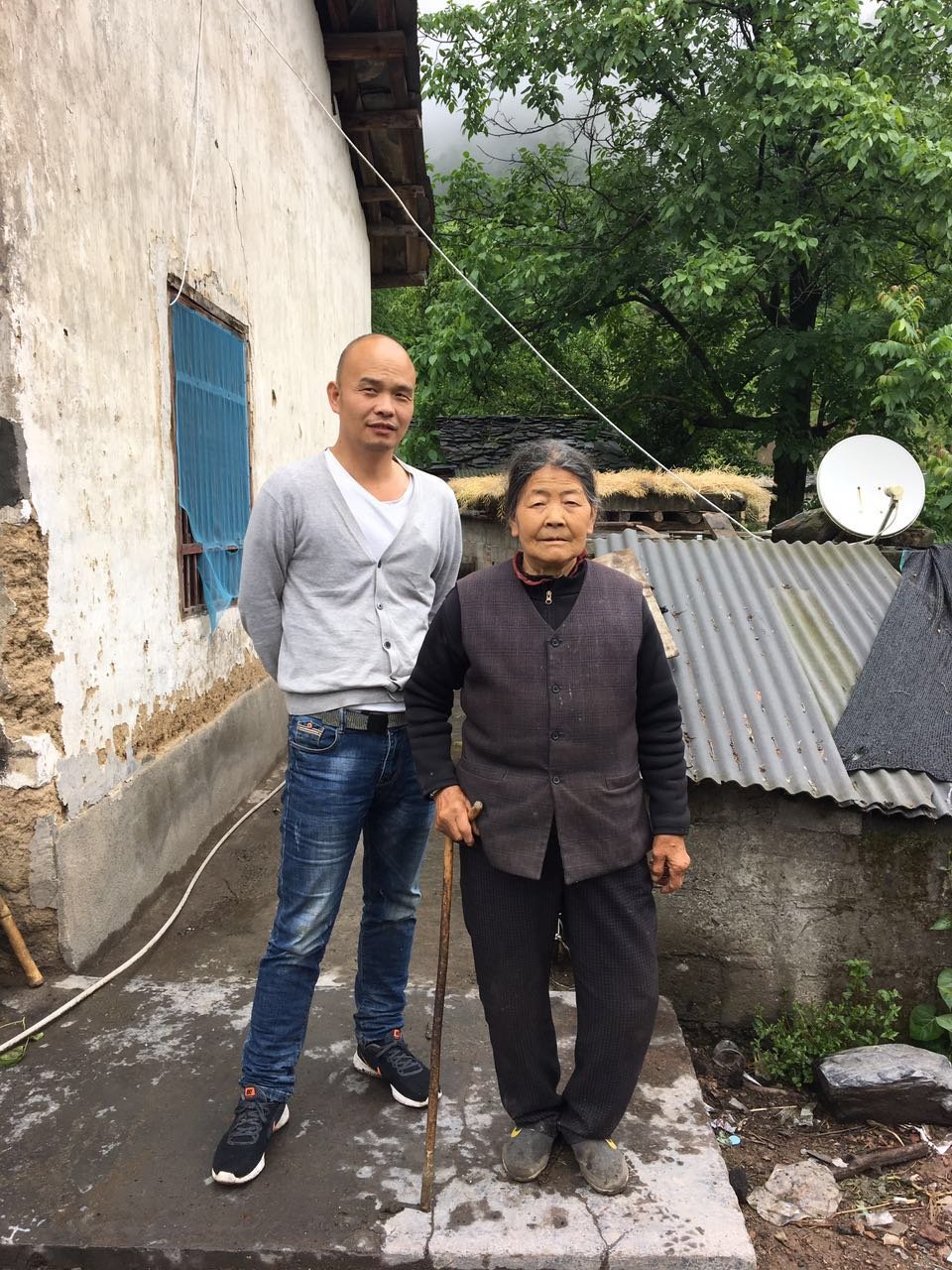 袁凌和三舅娘。摄影/三桃 袁凌和三舅娘。摄影/三桃