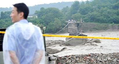 四川江油大桥垮塌5车坠河6人失踪 少年自己游上岸