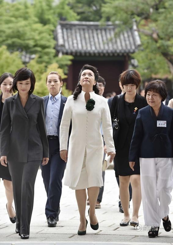 组图：彭丽媛与韩国代理“第一夫人“游宫殿