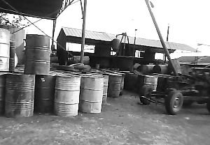 北京郊区的一个中转站,装潲水油的汽油桶。新华社发