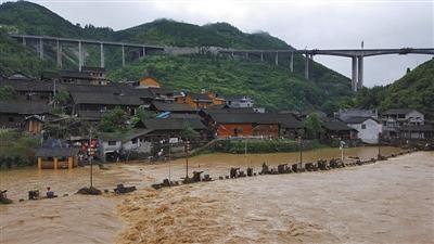 湖南湘西发生特大洪灾和山体滑坡 民房道路被冲毁