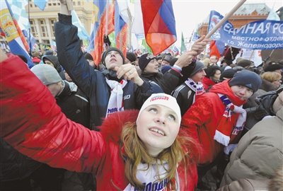 俄总统令重查选举 上万“普梅”支持者街头集会